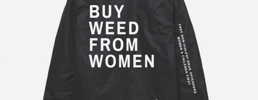 Une veste noire avec les mots 