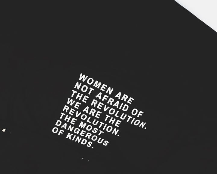 Une veste noire avec les mots 