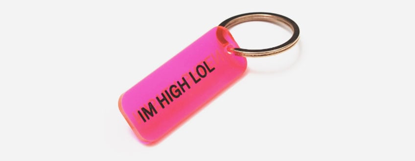 Un porte-clés rose avec le texte 