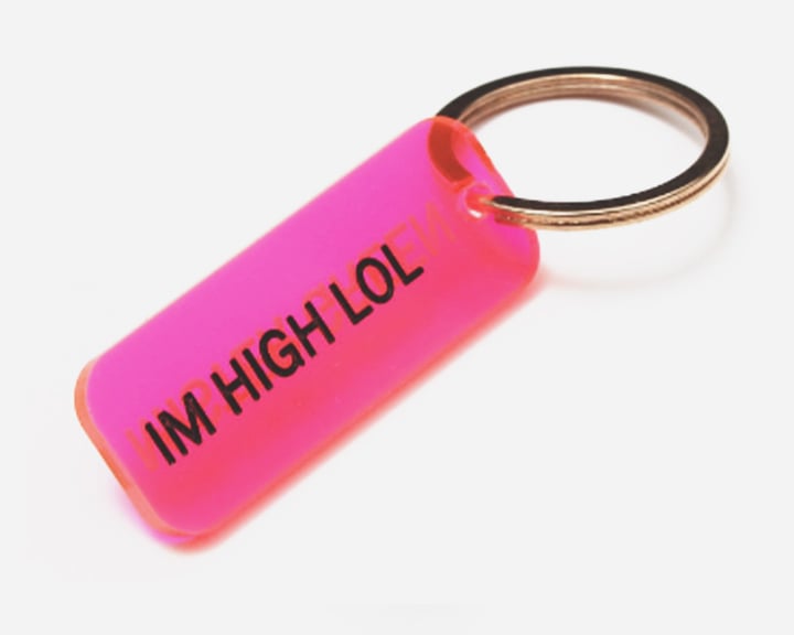 Un porte-clés rose avec le texte 