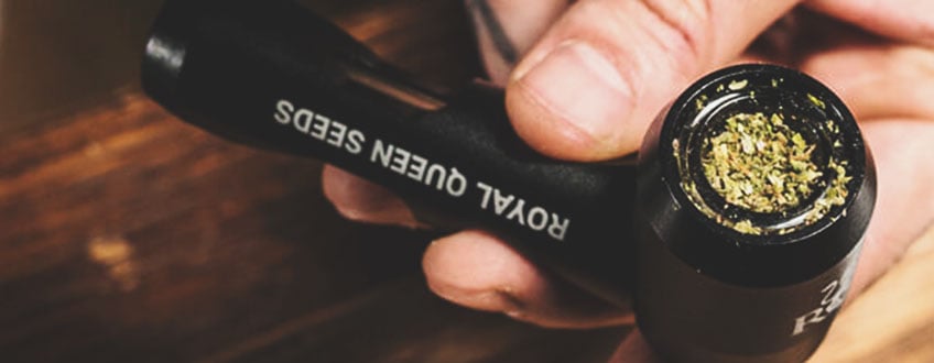 Un gros plan d'une pipe en métal noir avec les mots 