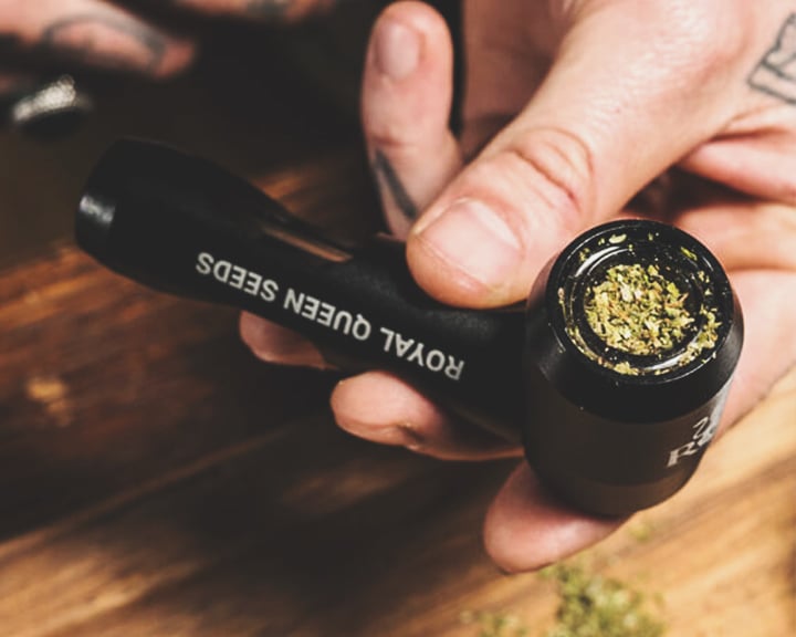 Un gros plan d'une pipe en métal noir avec les mots 