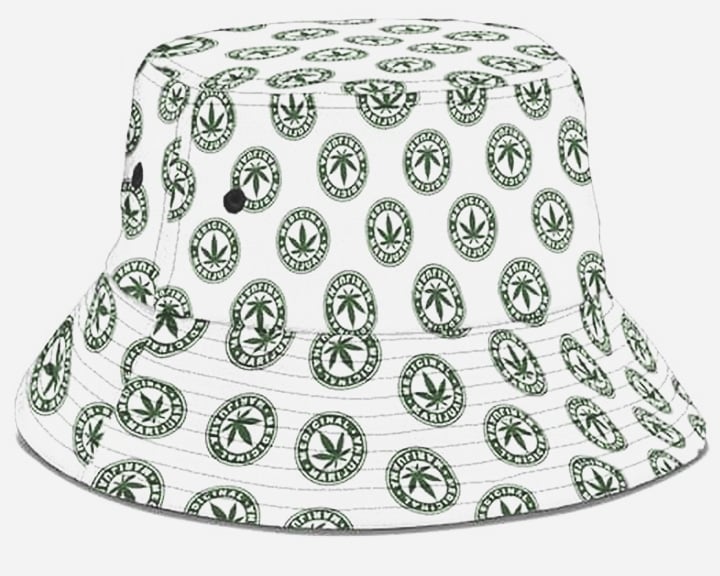 Un bob blanc avec un motif de feuilles de marijuana vertes.