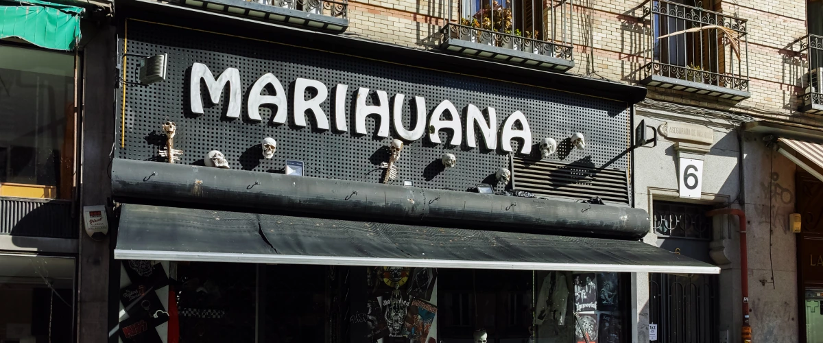 Devanture d’un cannabis social club en Espagne avec une grande enseigne « marihuana » au-dessus de l’entrée.
