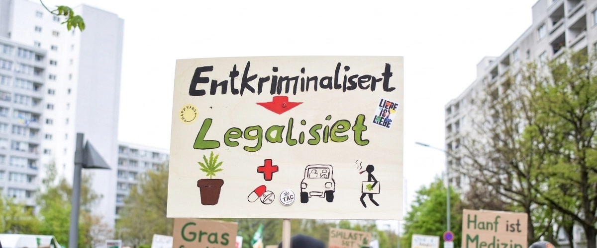 Pancarte en faveur de la légalisation du cannabis lors d’une manifestation en Allemagne appelant à la dépénalisation et à la légalisation.