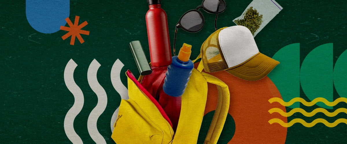 Essentiels pour un Festival Amical au Cannabis Une collection d'essentiels pour un festival amical au cannabis, incluant un sac à dos jaune, une bouteille d'eau rouge, un écran solaire bleu, des lunettes de soleil, une casquette blanche et un sachet de cannabis, disposés sur un fond vert vibrant avec des formes géométriques colorées.
