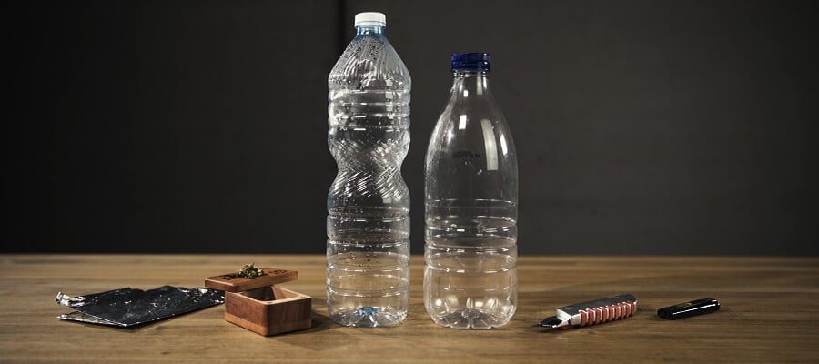 Matériel nécessaire pour fabriquer un objet artisanal : bouteilles en plastique, cutter, papier aluminium et divers outils créatifs