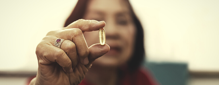 Femme Âgée Prenant La Pilule Femme Âgée Prenant La Pilule