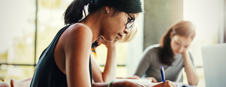 Étudiant Travaille Dur Avant De Fumé Cannabis