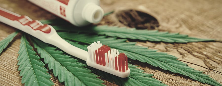 Brosse À Dents Avec Du Cannabis