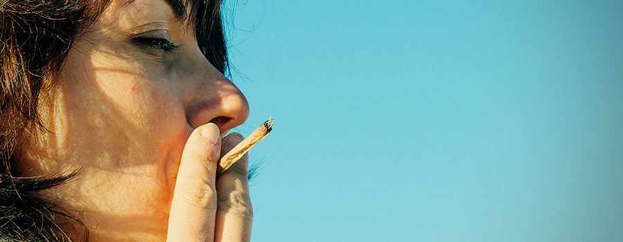 Fumer Une Mère D'Âge Mûr Cannabis Fumer Une Mère D'Âge Mûr Cannabis