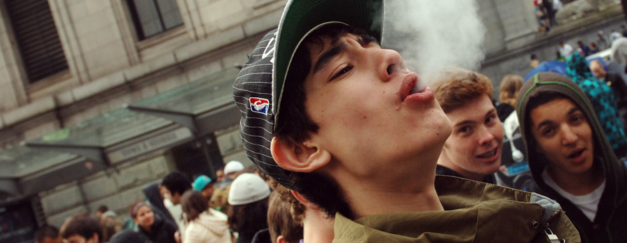jeune fumant du cannabis