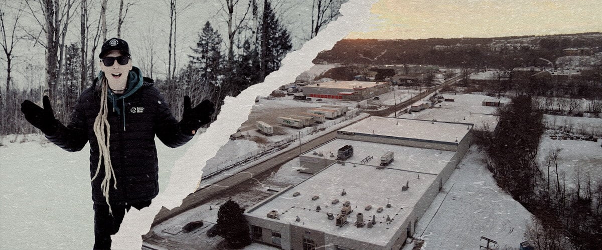 Culture de Cannabis CRIC Labs en Hiver Canadien Guide Une illustration de Max s'approchant de CRIC Labs par un hiver canadien enneigé, contrastant avec une salle de culture intérieure high-tech présentant des hybrides de cannabis, un éclairage avancé et un contrôle climatique, sur un fond vert.