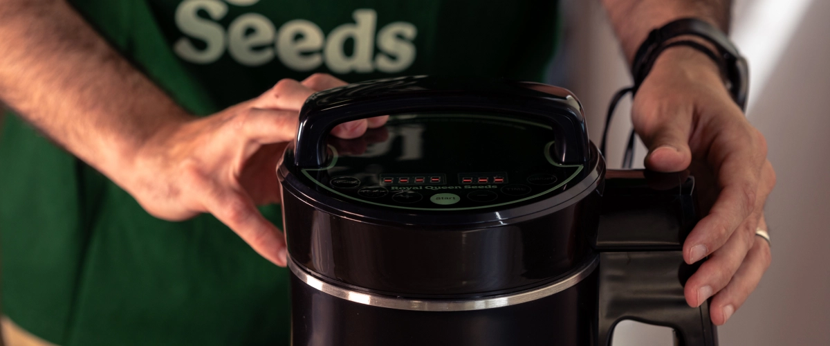 Apprenez à lancer le cycle d’infusion avec une chaleur douce et constante pour extraire les cannabinoïdes et les composés aromatiques dans l’huile de cannabis.