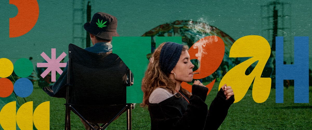 Meilleurs Festivals Musicaux Amicaux au Cannabis 2025 Une personne fumant un joint à un festival musical amical au cannabis en 2025, assise sur une chaise avec une autre personne en arrière-plan, sur un fond coloré de formes géométriques vertes, oranges et jaunes et un chapeau à feuille de cannabis.