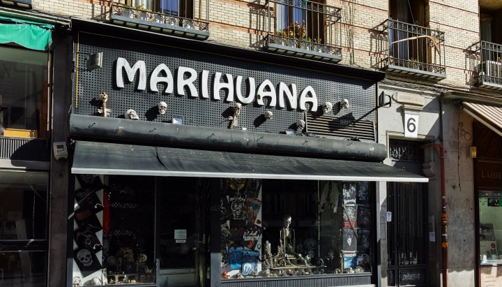 Devanture d’un cannabis social club en Espagne avec une grande enseigne « marihuana » au-dessus de l’entrée.