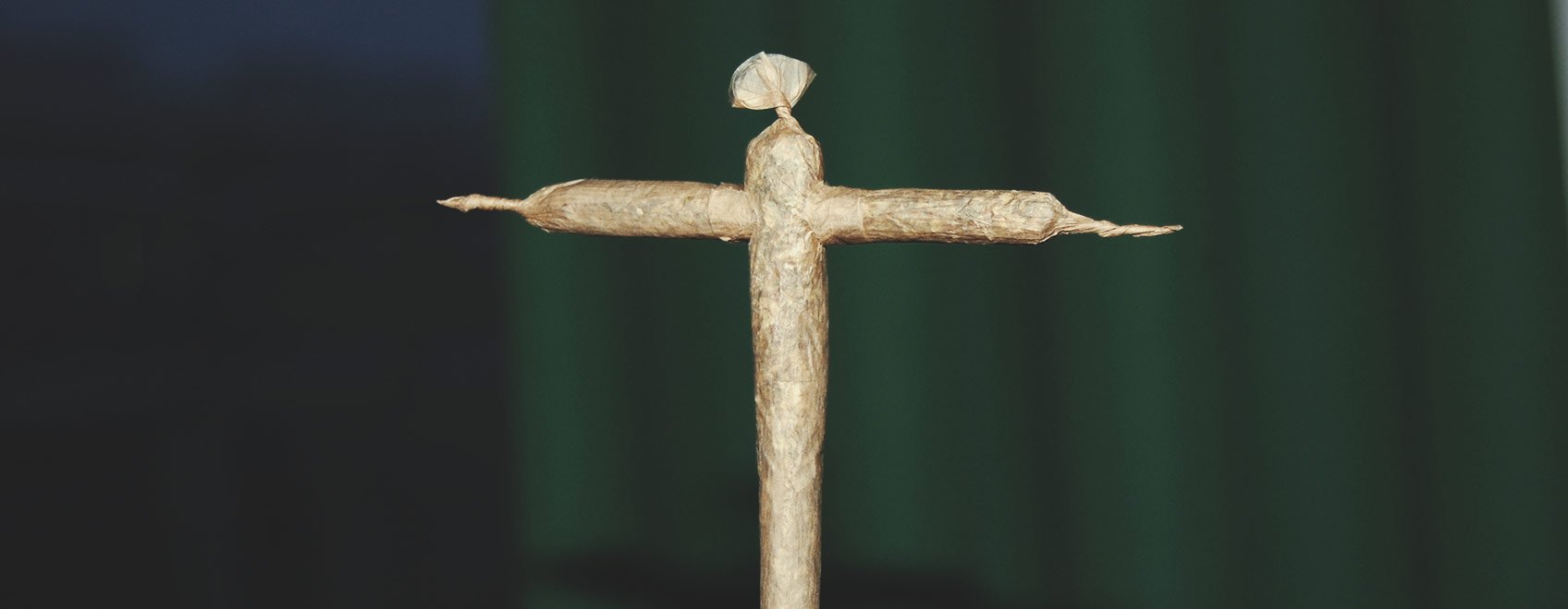 Joint de cannabis roulé en forme de croix posé sur une surface plate, mettant en évidence ses détails et sa structure.