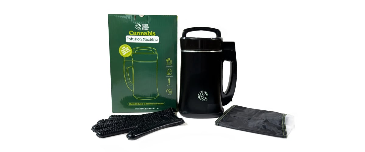 Machine d’infusion RQS présentée avec ses accessoires, dont des gants de protection, un sac filtrant et la boîte du produit.