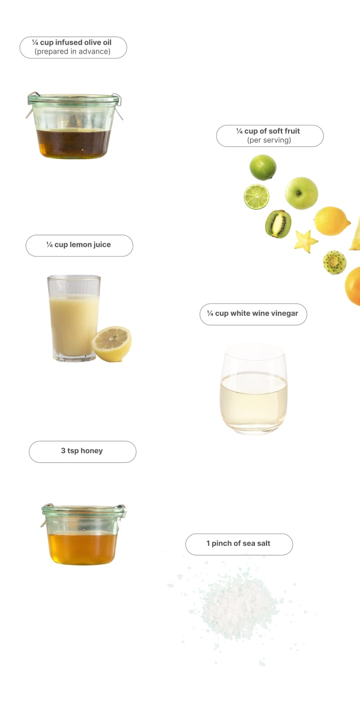 Ingrédients pour préparer une vinaigrette au cannabis, notamment de l’huile d’olive infusée, des fruits tendres, du jus de citron, du vinaigre de vin blanc, du miel et du sel de mer.