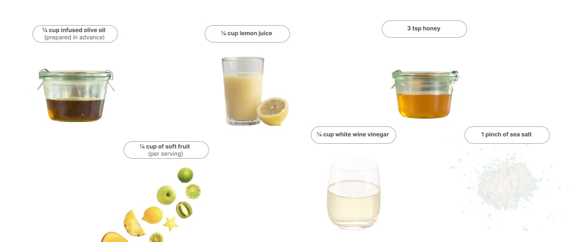 Ingrédients pour préparer une vinaigrette au cannabis, notamment de l’huile d’olive infusée, des fruits tendres, du jus de citron, du vinaigre de vin blanc, du miel et du sel de mer.