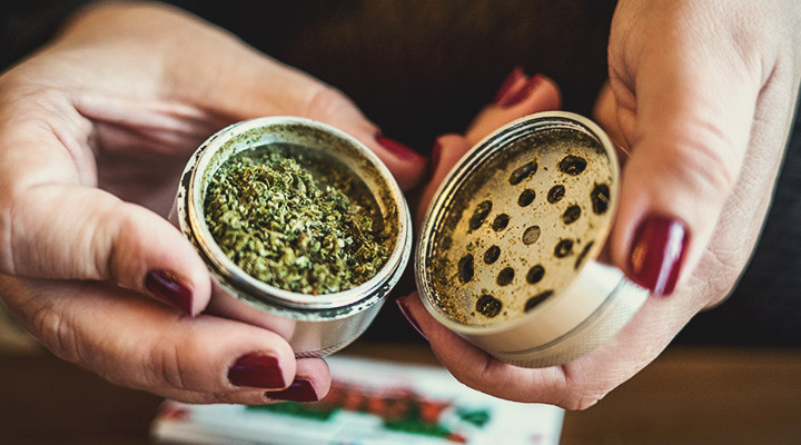 Guide étape par étape pour rouler un joint : broyer du cannabis, remplir un papier à rouler et sceller le joint.