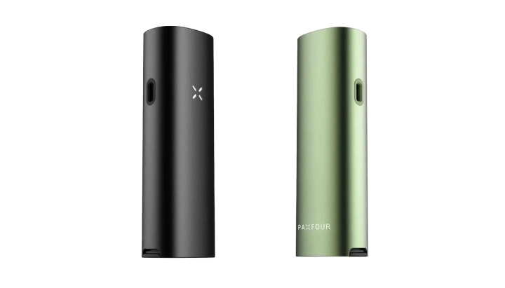 Options de couleur du vaporisateur PAX Four en noir et vert Vaporisateurs PAX Four noir et vert présentés côte à côte, mettant en avant leur design fin et compact, l’indicateur LED en pétales, le port de charge latéral et les options de couleur
