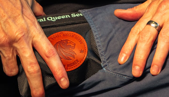 Sac anti-odeur pour un rangement discret du cannabis Image de mains plaçant un sac de rangement anti-odeur pour cannabis dans une poche.