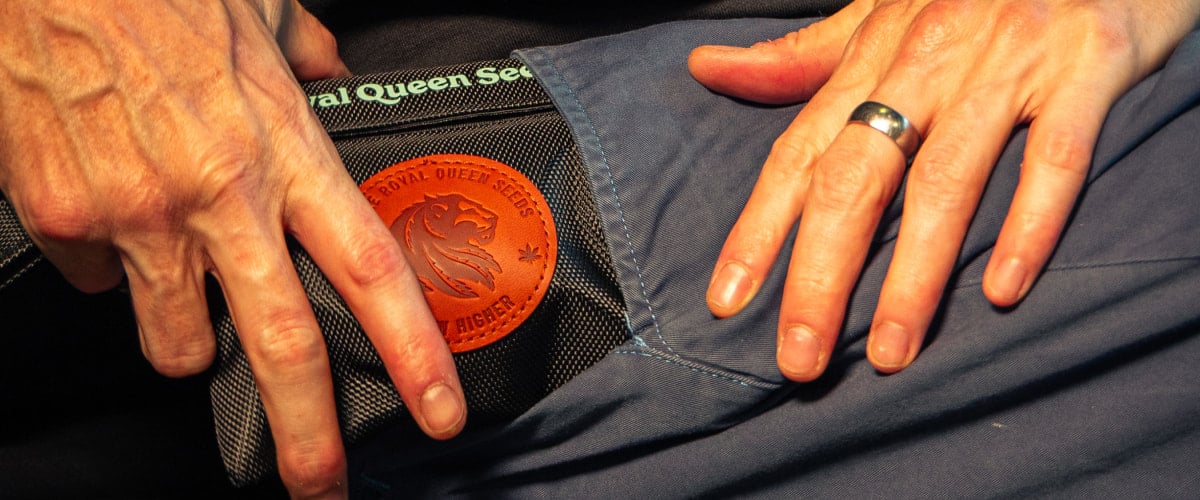 Sac anti-odeur pour un rangement discret du cannabis Image de mains plaçant un sac de rangement anti-odeur pour cannabis dans une poche.