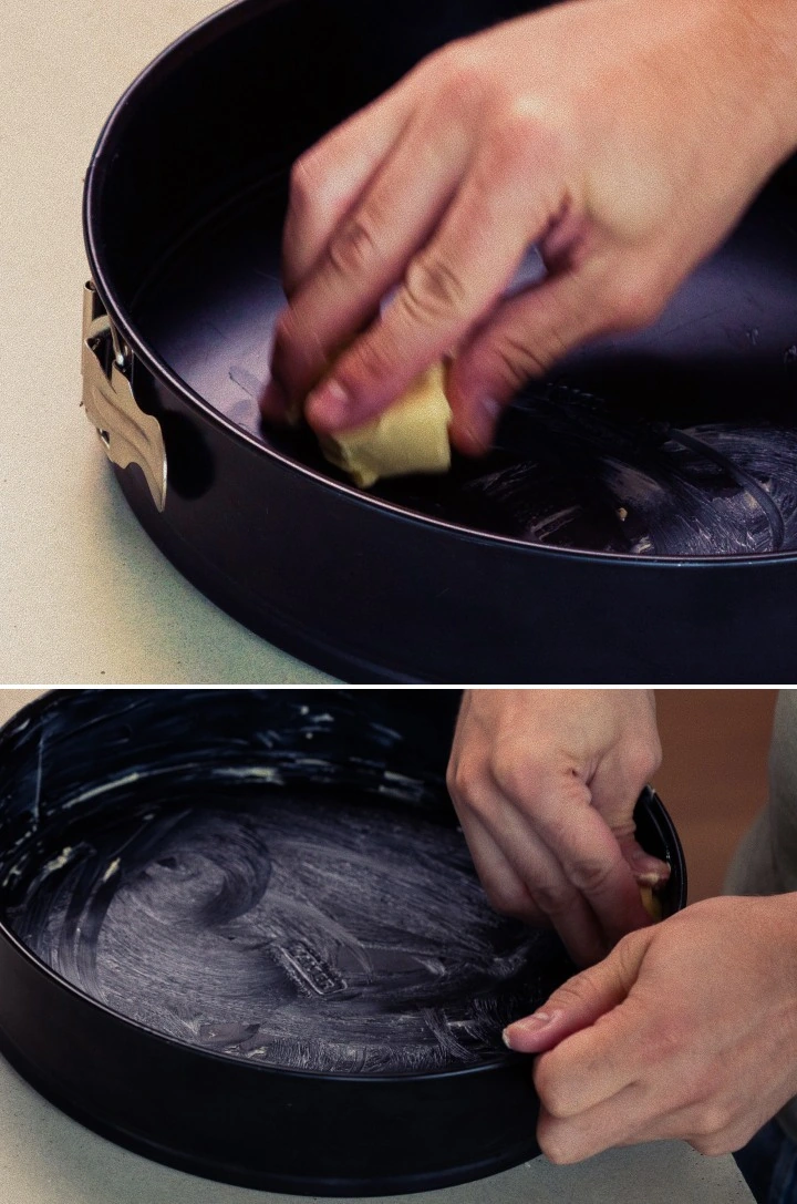 Beurrer un moule à charnière avec du beurre, première étape pour préparer un space cake maison au cannabis