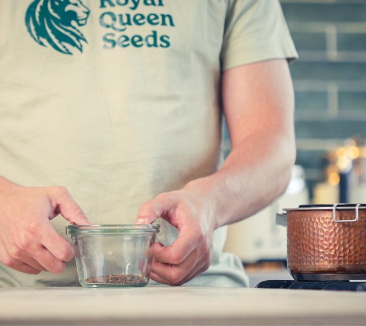 Étape 1 : Décarboxyler le Cannabis pour l’Infusion d’Huile MCT Préparation de cannabis séché dans un bocal en verre avant la décarboxylation, première étape pour préparer de l’huile MCT au cannabis