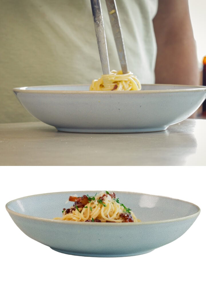 Dressage de spaghetti carbonara crémeux infusé au cannabis avec pancetta et fromage râpé, étape finale avant de servir