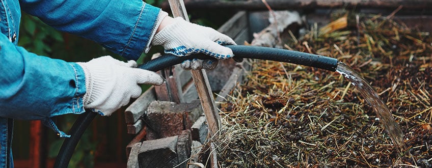 Verser les eaux usées dans un tas de compost