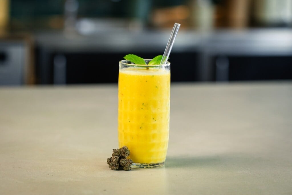 Smoothie à la mangue au cannabis