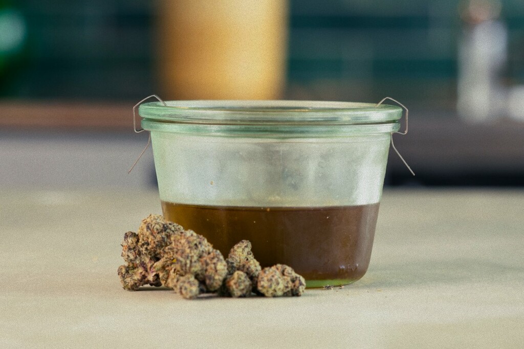 Préparer une huile MCT infusée au cannabis chez soi