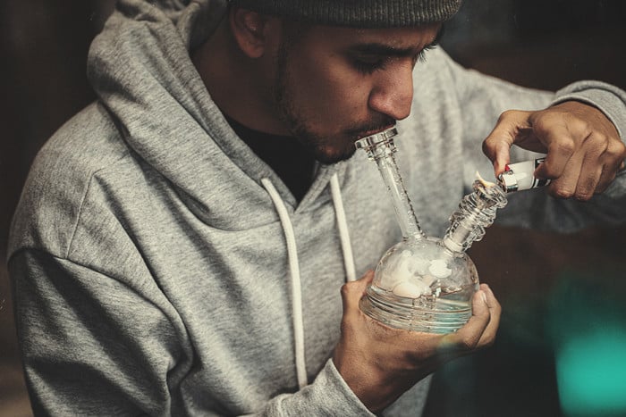 Bang En Verre Avec Pipe Et Beaucoup D'accessoires De Fumée Blanche