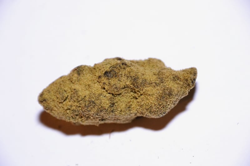 Comment Fumer les MoonRocks, SunRocks et le Cannabis Caviar